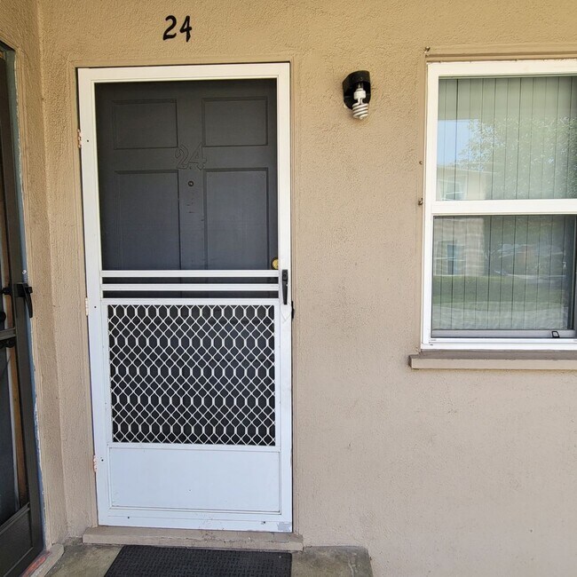 Foto del edificio - Nice ground floor 2 bdrm midtown Ventura Apt. $2400