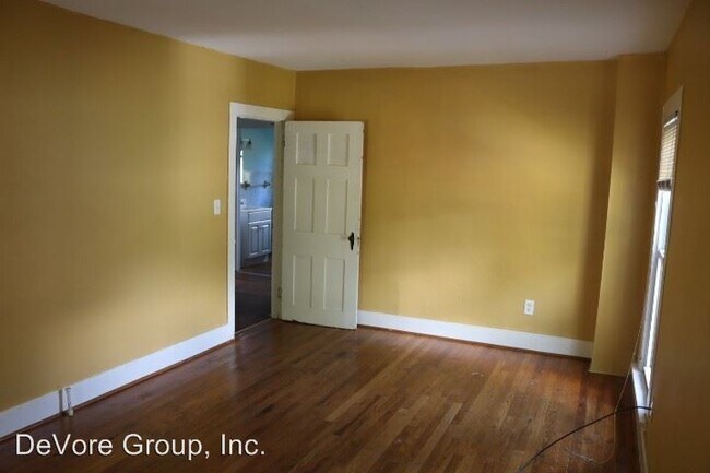 Building Photo - 913 N Mulberry St