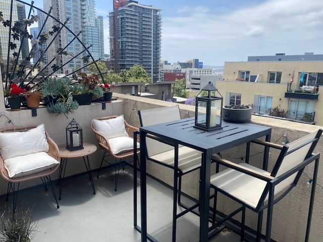 Private Top Floor Balcony - 1601 India St