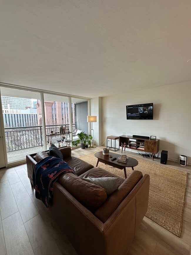 Well-lit spacious living room - 620 Peachtree St NE