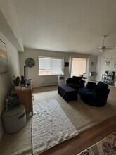 Building Photo - 560 River View Dr