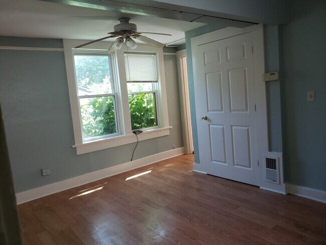 living room - 2517 N Pierce St