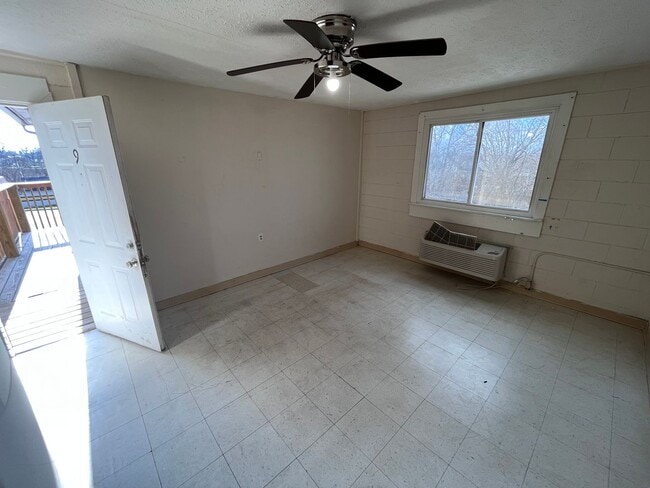 Building Photo - Studio Apt with Monthly and Weekly Rates! ...