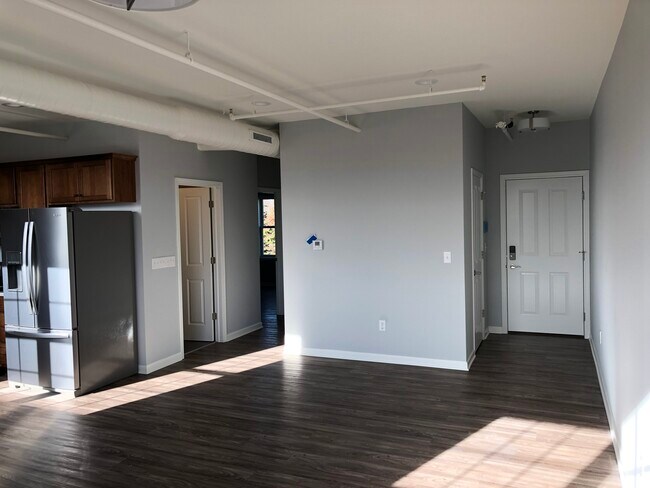 Living Room. Door entrance, bathroom door - 473 Aurora St