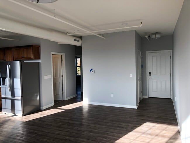 Living Room. Door entrance, bathroom door - 473 Aurora St