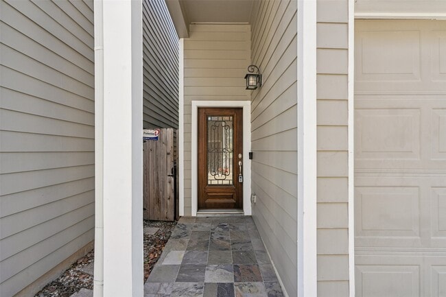 Building Photo - 902 W 20th St