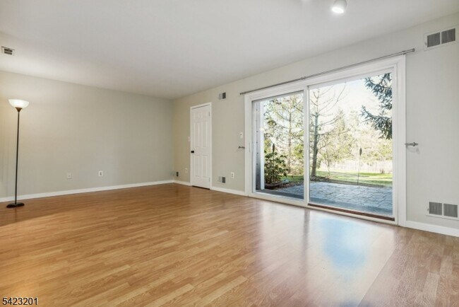 Foto del edificio - 155 Northfield Rd