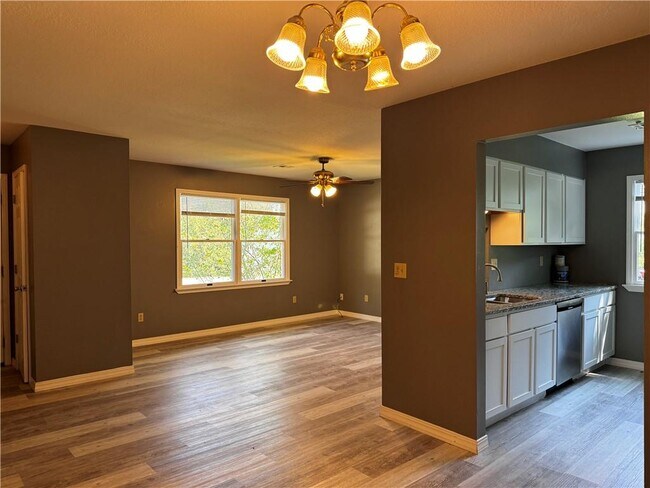 Building Photo - 205 White Oak Dr NE