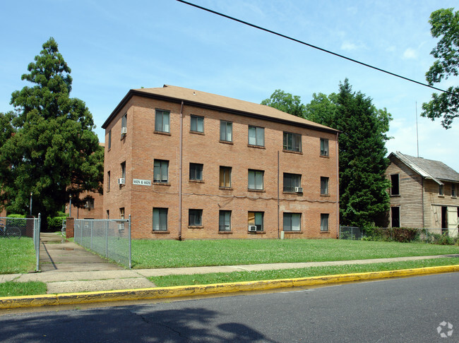 Building Photo - University Gardens