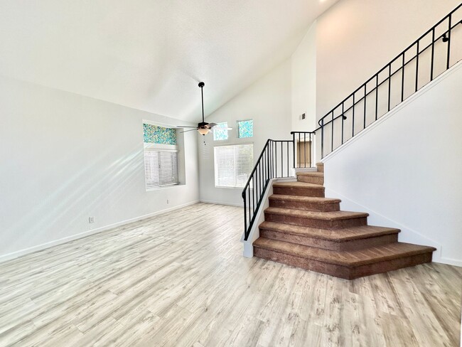 Foto del edificio - Beautiful & Updated Two-Story on a Quiet Cul-De-Sac, Private Fenced Yard Space, & Just Minutes to...