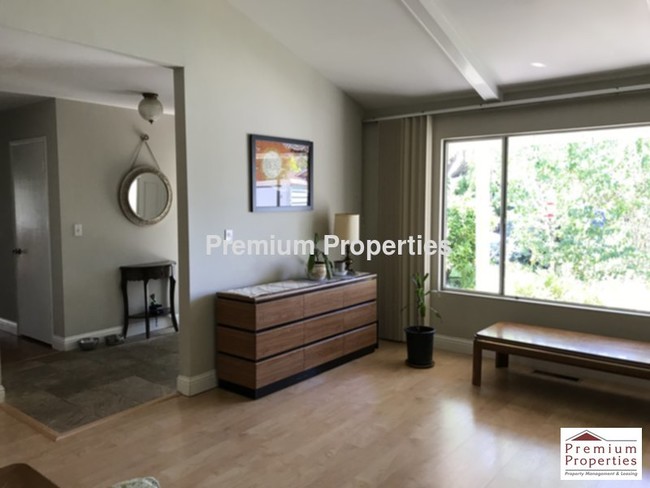 Foto del edificio - 2424 Elgin Ln