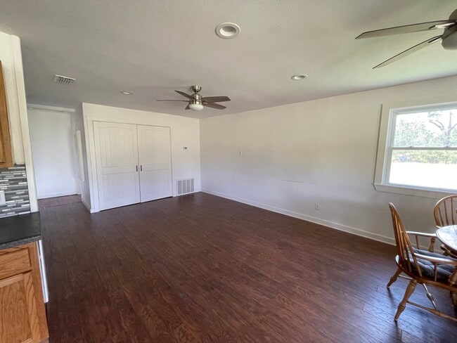 Foto del edificio - 21488 Mixon Rd