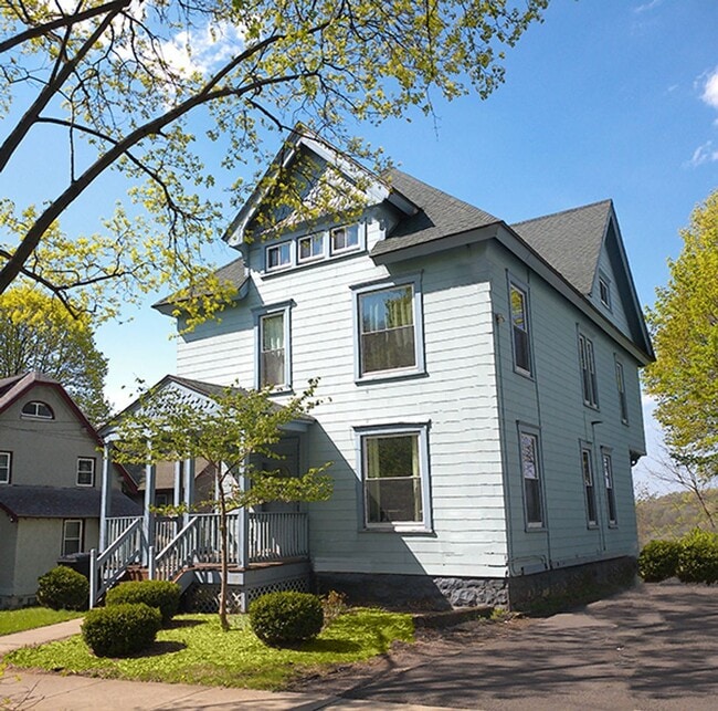 Building Photo - Newly renovated second floor flat availabl...