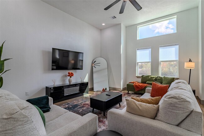 Foto del edificio - 5901 Crest Ct