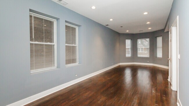 Building Photo - 1019 N Ridgeway Ave