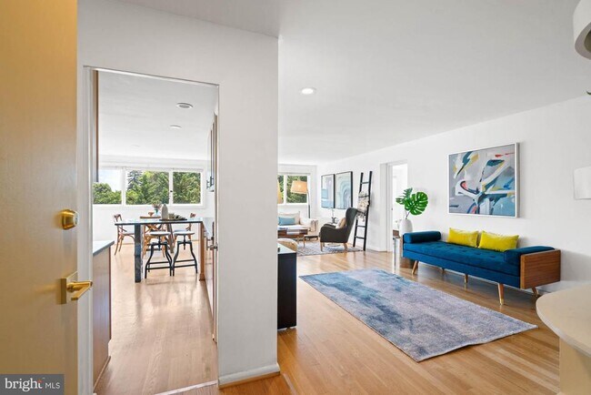 Foto del edificio - 4720 Chevy Chase Dr