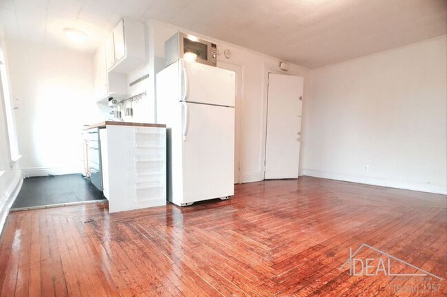 Building Photo - 60 7th Ave