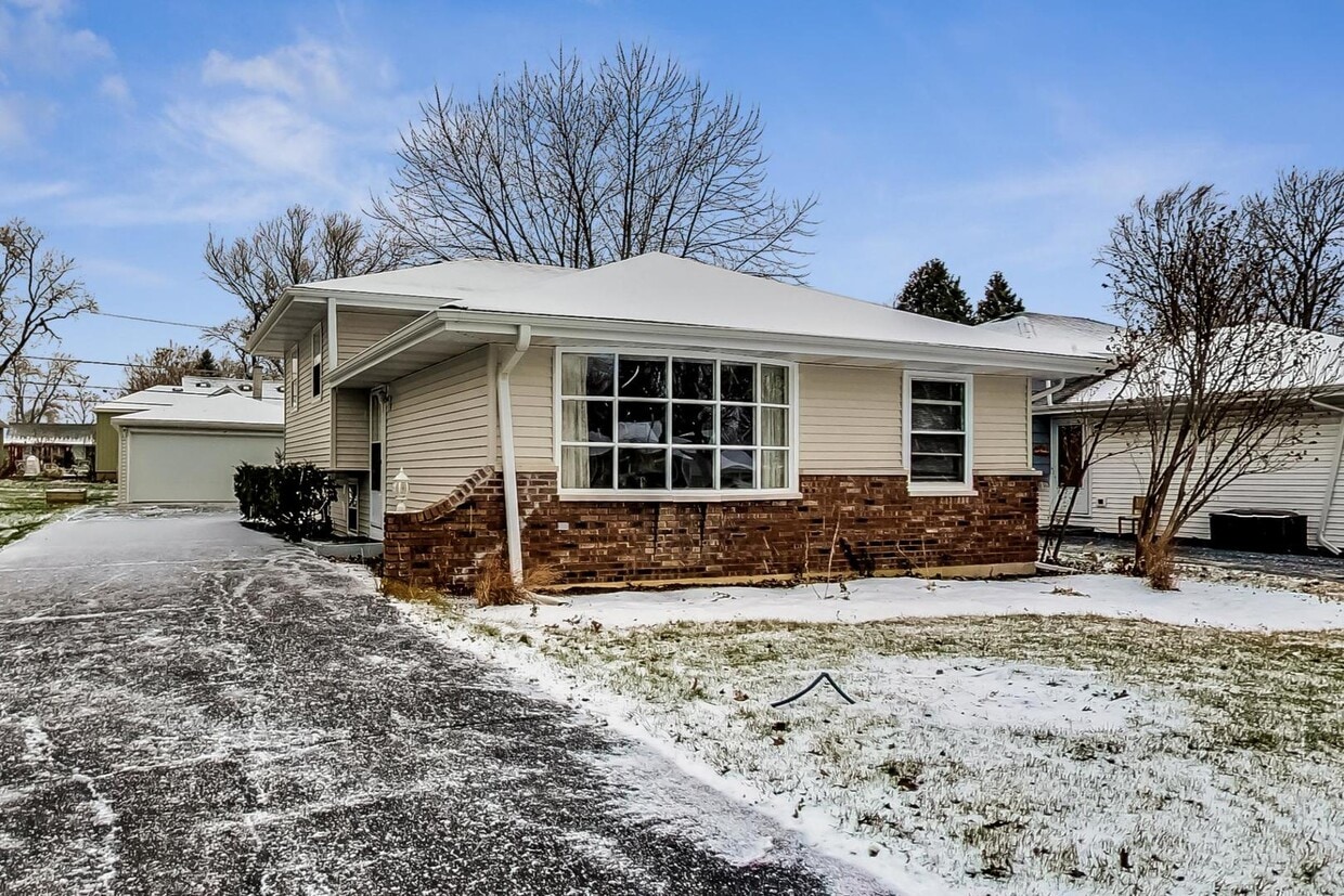 3918 N Washington St, Westmont, IL 60559 House Rental in Westmont, IL