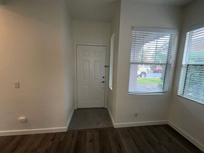 Building Photo - 39565 Sarah Dr Temecula, CA