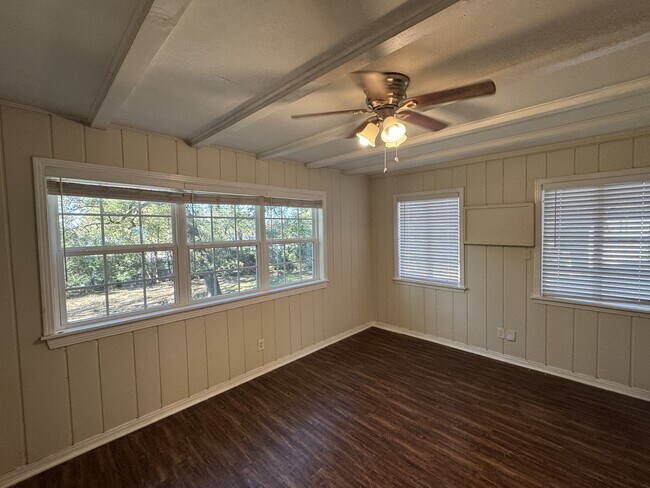 Foto del edificio - 2212 Sturges Dr