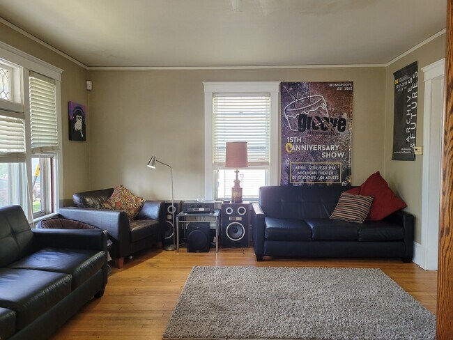 Living room - 523 S 4th Ave