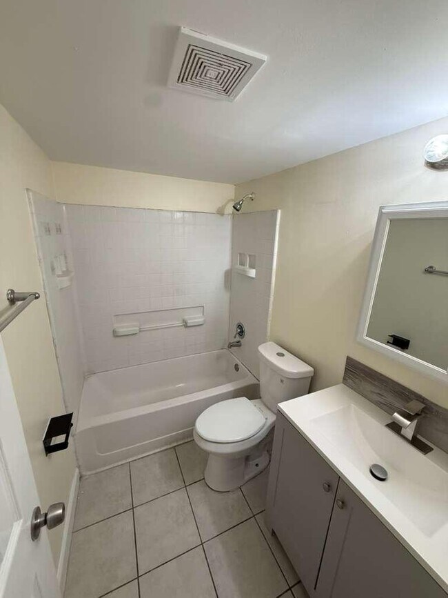 Building Photo - 1505 Crescent Cir