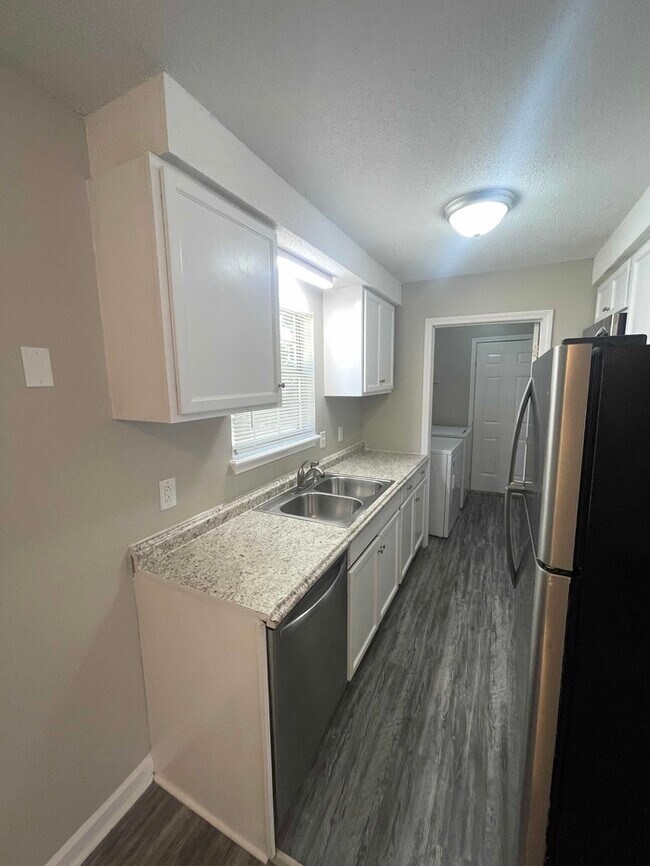 Foto del edificio - 3 Bed & 2 Bath House in Clarksville / Pet-...
