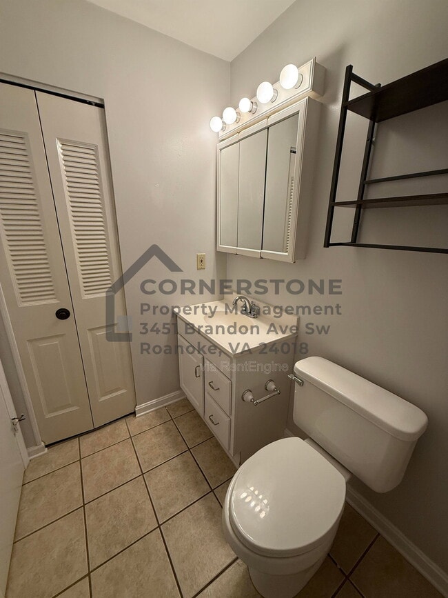 Building Photo - 713 Lakeview Cir