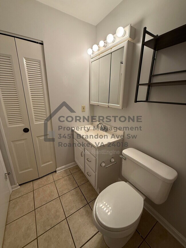 Foto del edificio - 713 Lakeview Cir