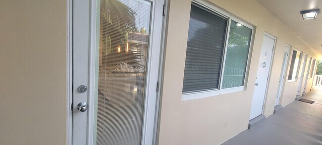 Foto del edificio - 2110 NE 39th St