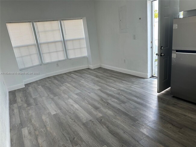 Foto del edificio - 5730 NW 199th St