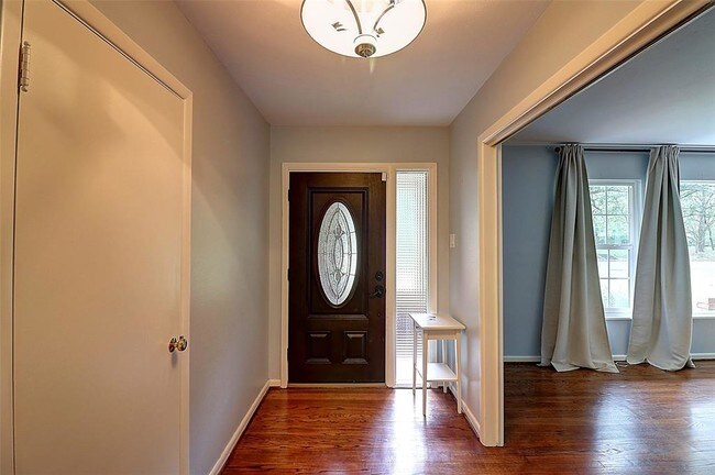 Foto del edificio - 5310 Meadowlake Ln