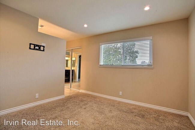 Building Photo - 2121 Shasta Dr