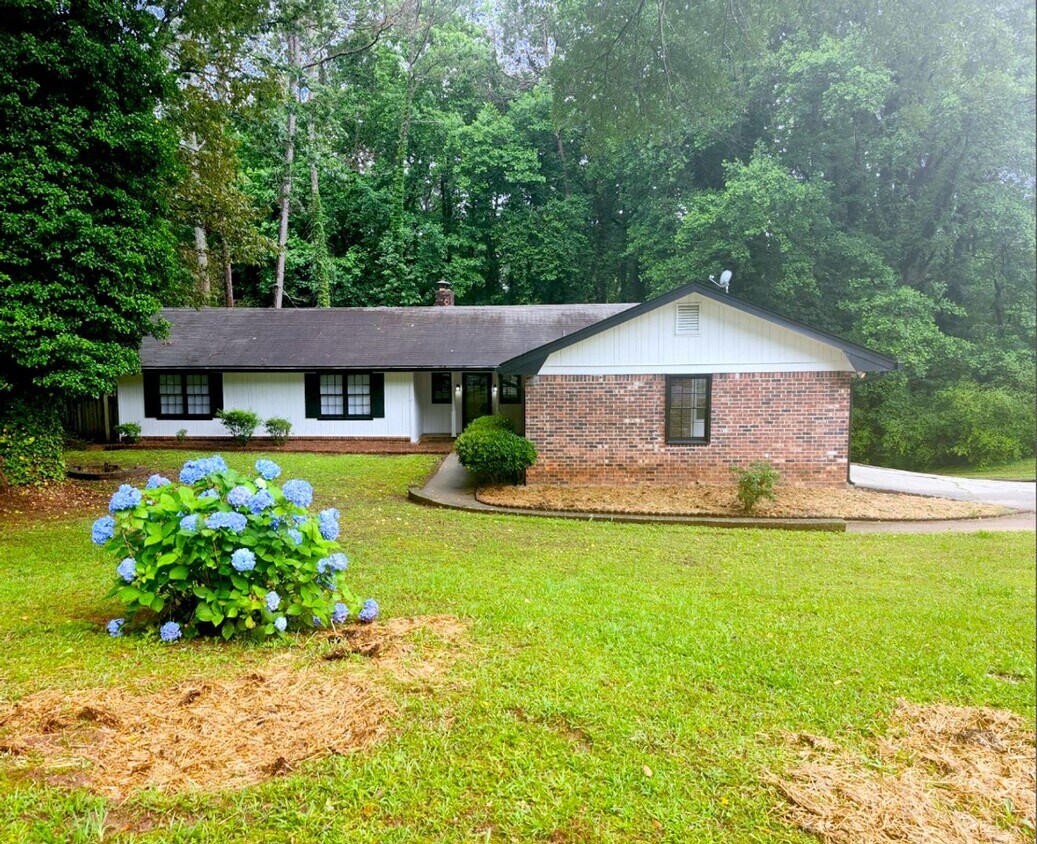 Foto principal - Spacious 5-Bedroom Home in Stone Mountain!