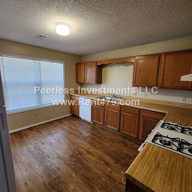 Building Photo - 505 4th Ave SW