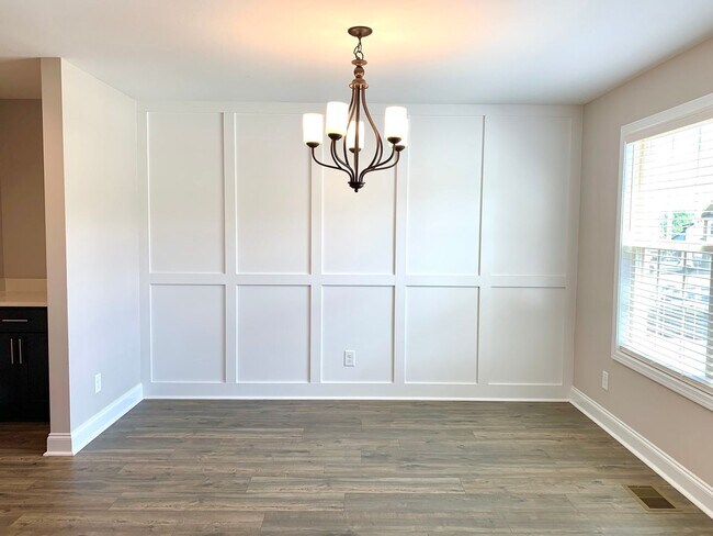 Building Photo - 733 Banister Dr