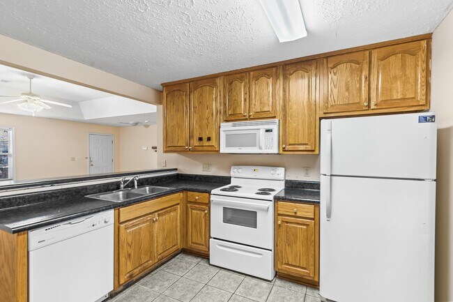 Foto del edificio - Duplex Available in July!