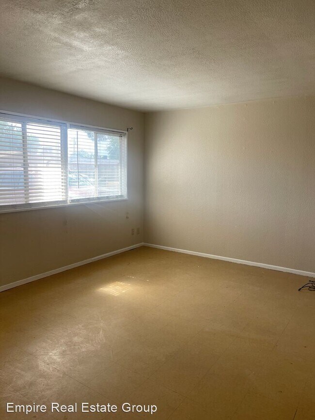Building Photo - 3 br, 1 bath House - 1200 N Llano