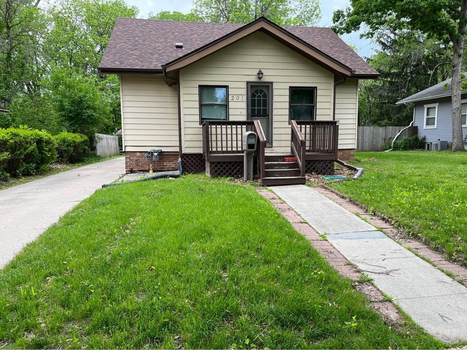 Front elevation - 201 S Riverside Dr