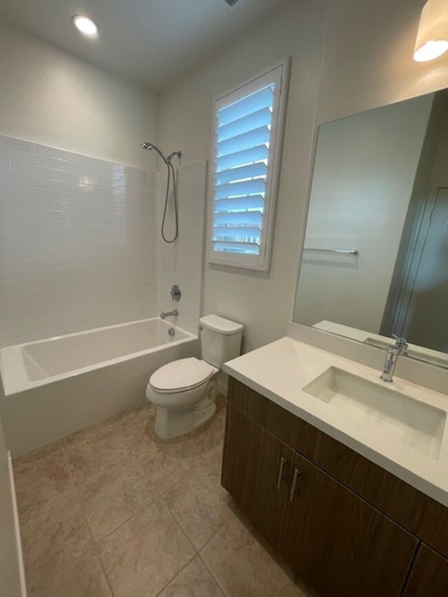 Building Photo - Newer Corner Unit 2000 sq feet in Bakers R...