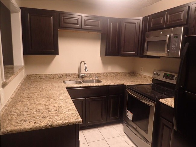 Building Photo - 2036 Oakwood Ct