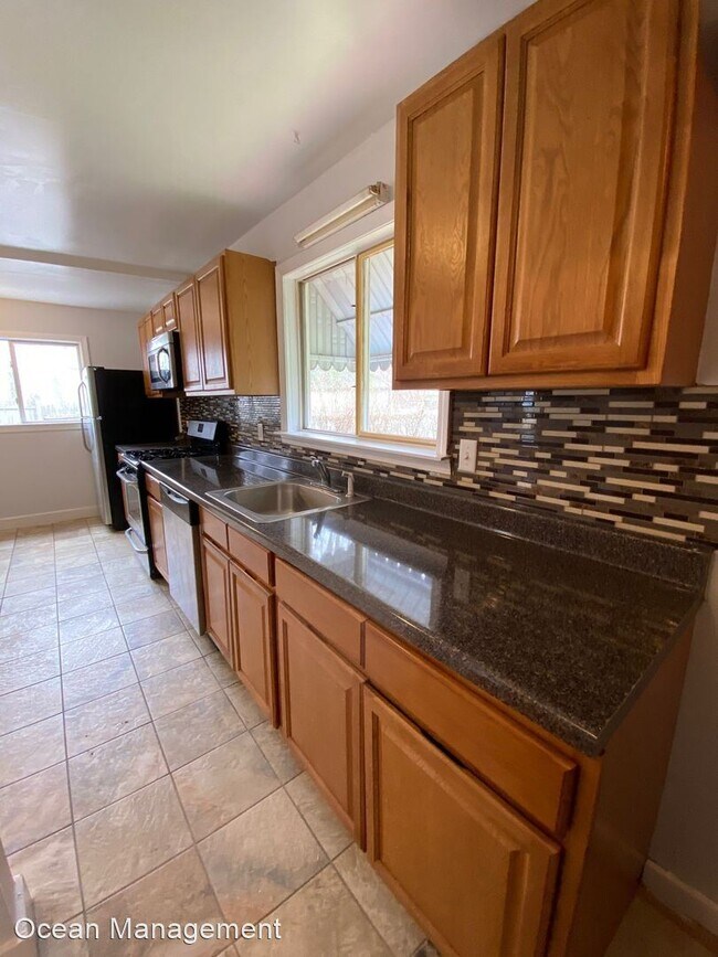 Foto del edificio - 5 br, 2 bath House - 120 Emerson St