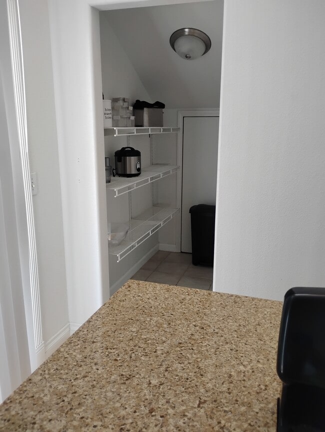 Building Photo - 522 Martita Plz