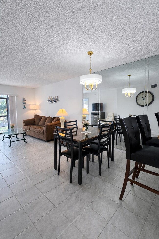 Foto del edificio - 7118 Golf Colony Ct