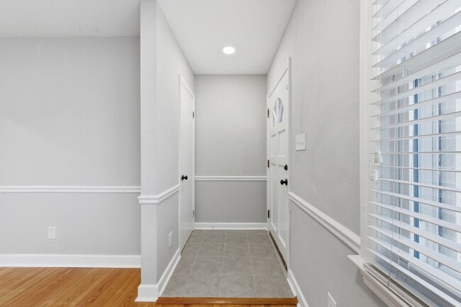 Building Photo - 2725 Greendale Ave