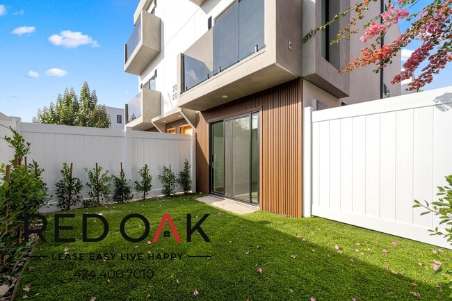 Building Photo - 2001 Vista Del Mar Ave