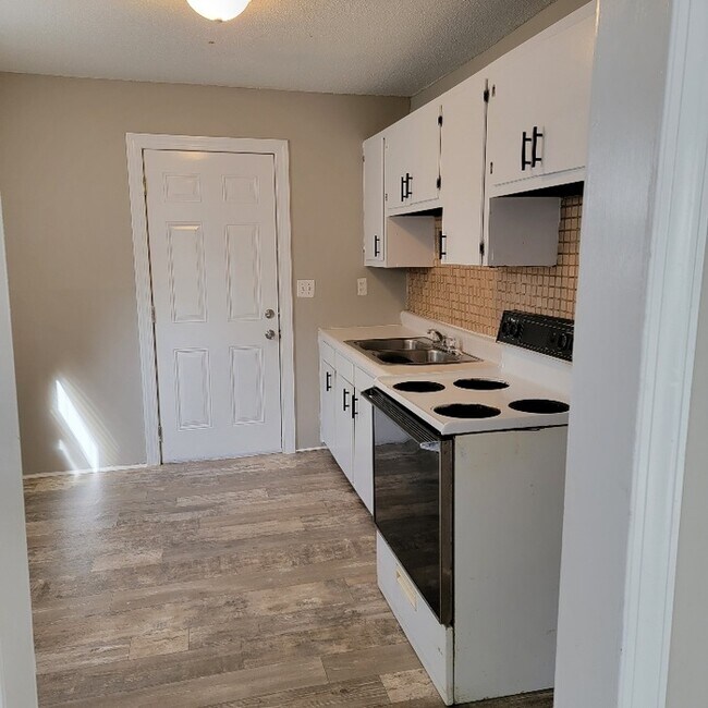 Building Photo - 336 8th Ave S