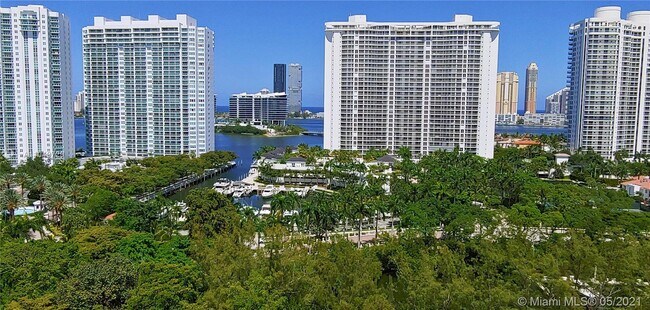 Foto del edificio - 18181 NE 31st Ct