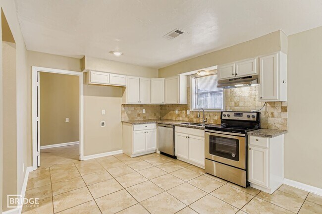 Foto del edificio - 15710 Sandy Hill Dr