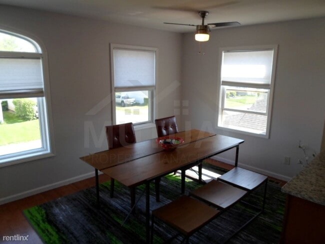 Building Photo - 4 br, 2.5 bath House - 3057 Moss St